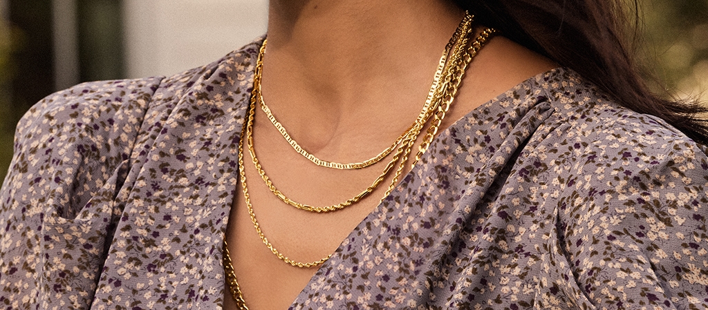 HOW TO LAYER NECKLACES LIKE A FASHION PRO - NotJessFashion