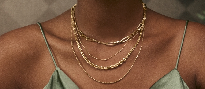 How To Layer Your Necklaces Like A Pro background