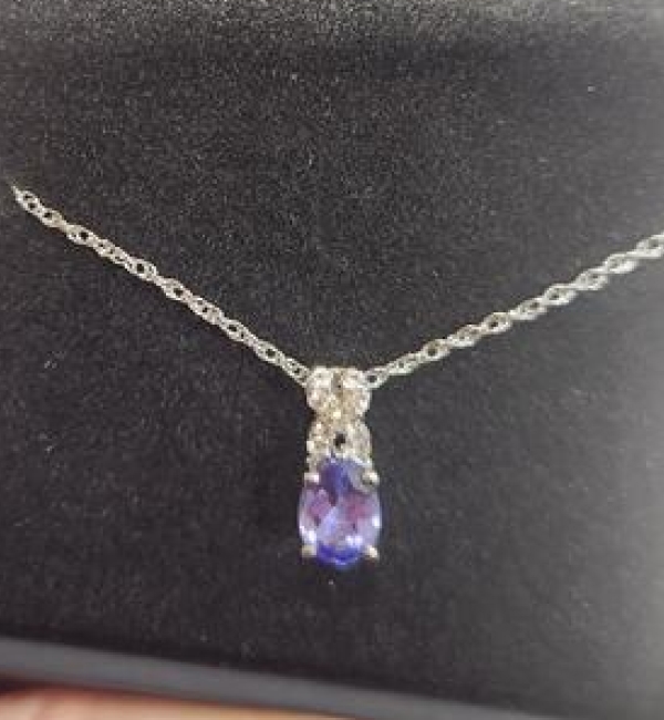 "It's very pretty! I've worn it everyday and haven't had any issues with it."